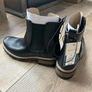 Universal threads never worn black boots size &